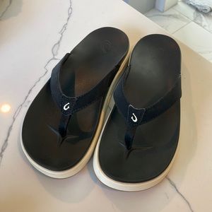 Olukai flip flops black & white wet grip rubber sole womens size 7, never worn.